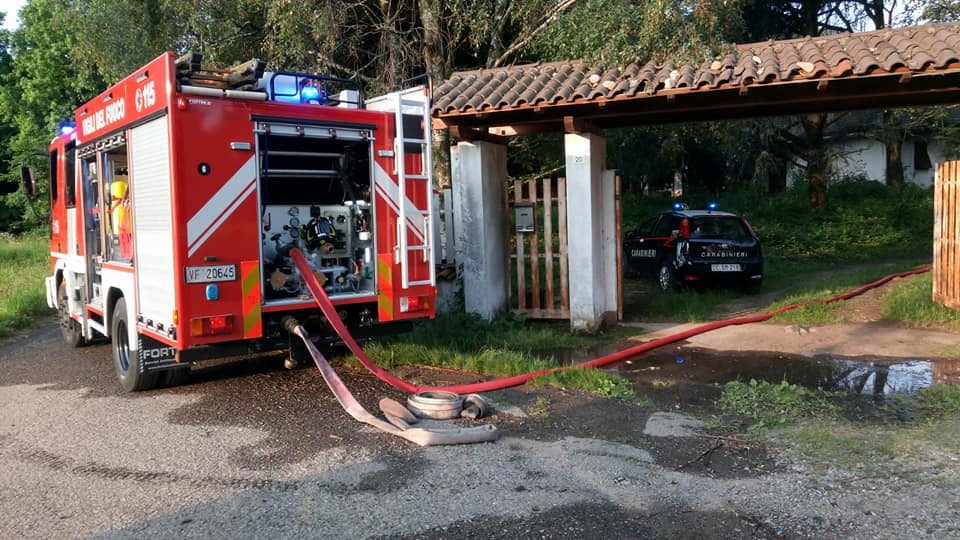 Villetta a fuoco, bruciano due macchine in via Comasinella