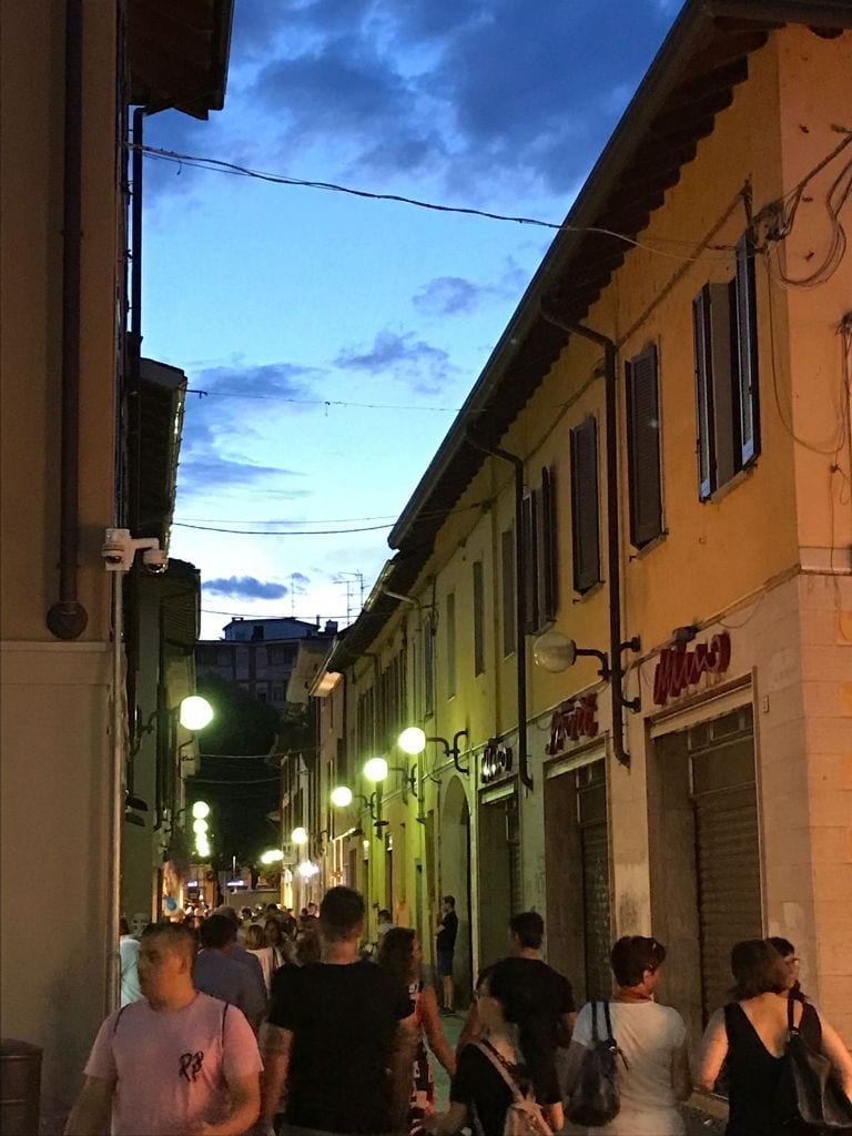 Giovedì sera, c’è chi ci prova: primi negozi aperti anche in corso Italia. Da risolvere il problema spazzatura