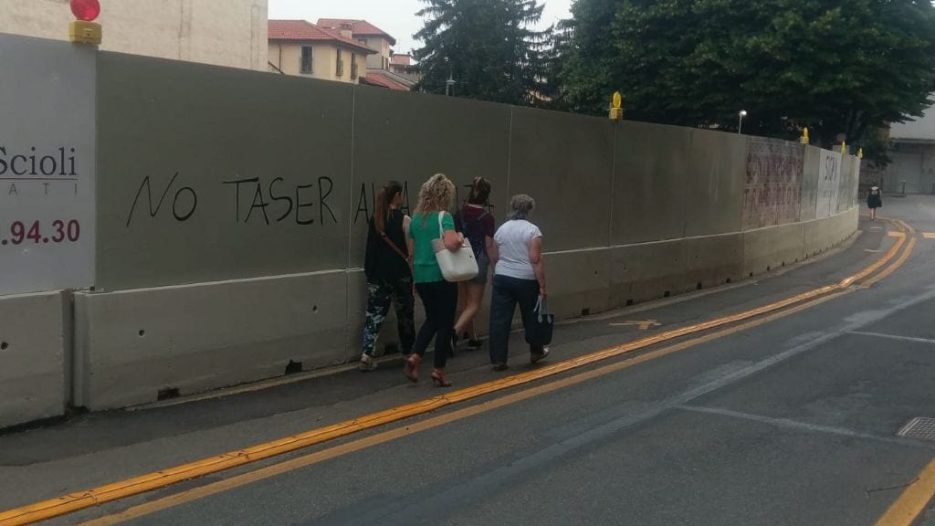 Insulti contro Salvini e la polizia locale sui muri saronnesi