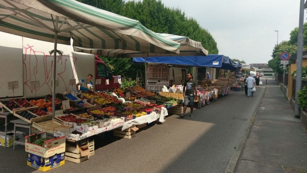 Ambulanti e residenti: “Non spostate il mercato della Cassina Ferrara”