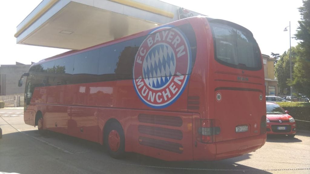 Sorpresa in via Varese: ecco il bus del Bayern Monaco