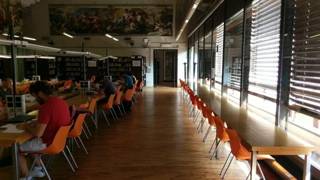 Biblioteca di Saronno, lunedì 14 riapre la sala studio 28 posti (solo su prenotazione)