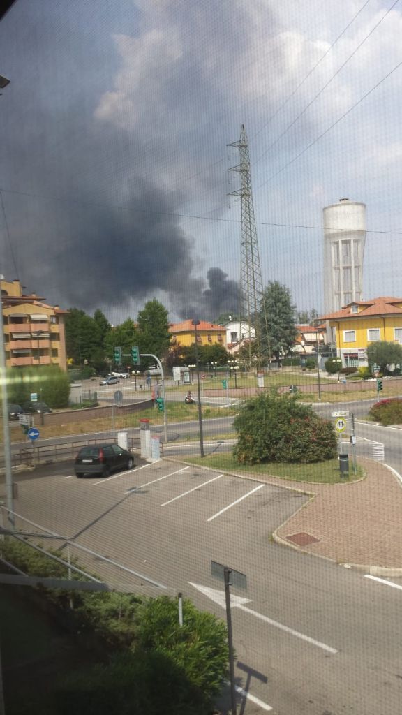 Incendio a Cesano Maderno: maxi colonna di fumo visibile da Saronno