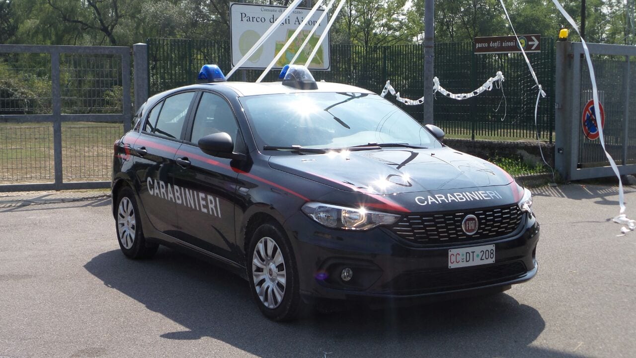 Gerenzano: sbraita alla finestra, arrivano i carabinieri