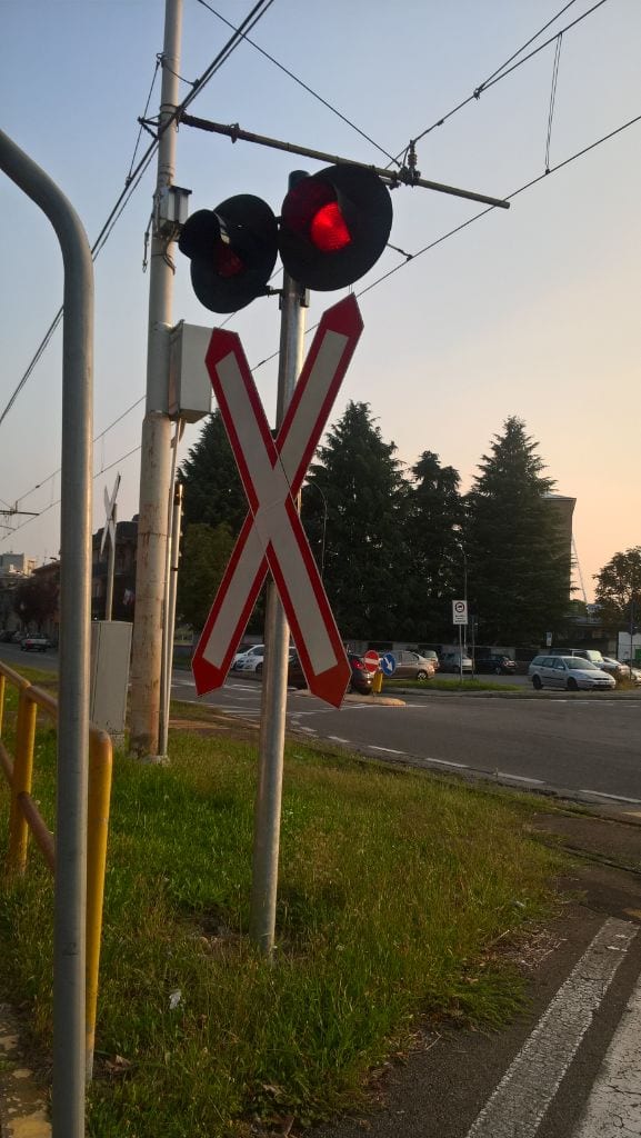 Si rottamano i dispositivi sonori agli incroci della tranvia Milano-Limbiate
