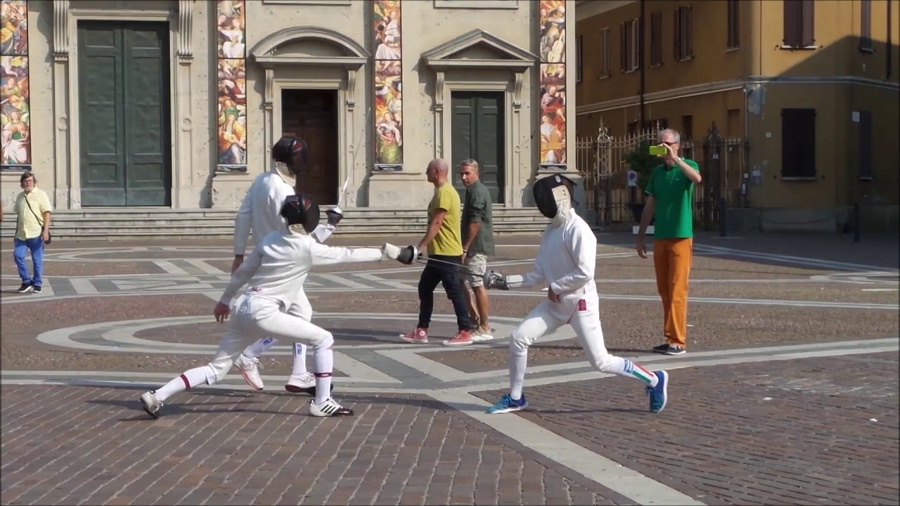 A Saronno scherma “mondiale”: flashmob in piazza Libertà