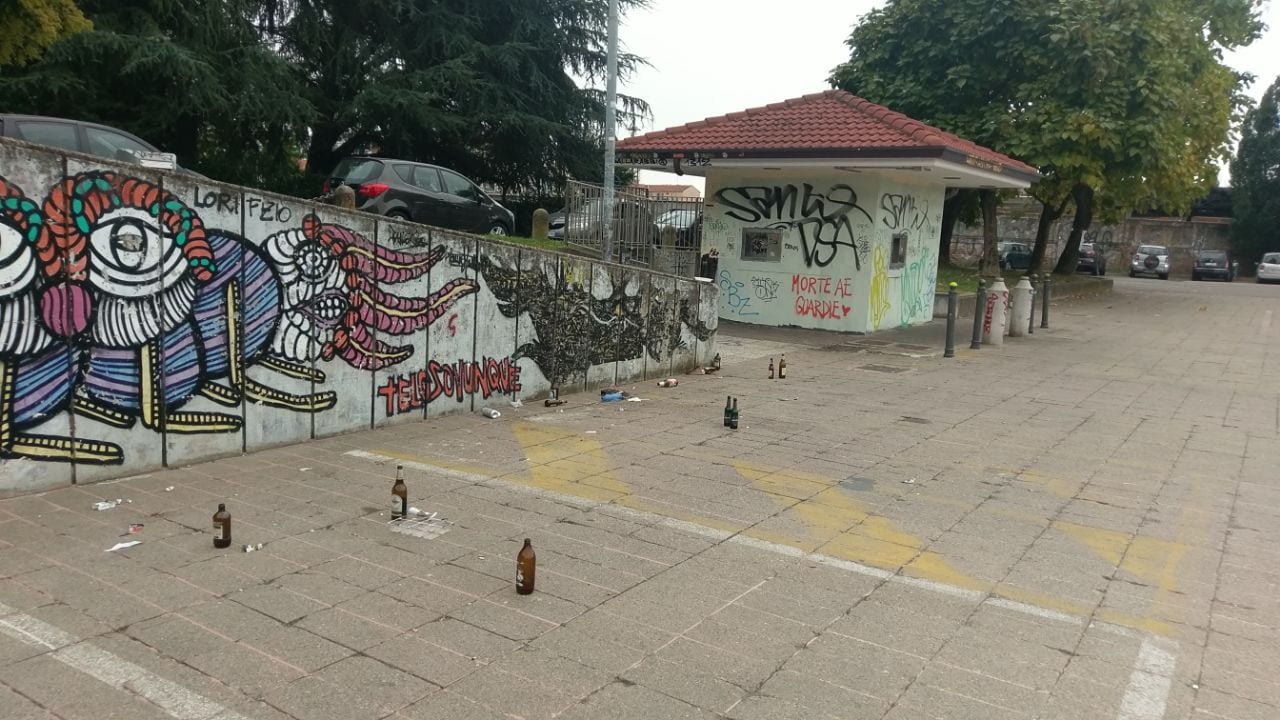 Piazza dei Mercanti: festini alcolici, graffiti, schiamazzi e tanto degrado