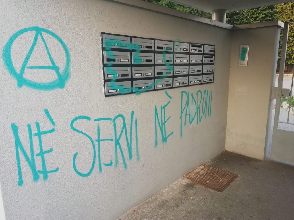 Graffiti anarchici sull’ex Seminario