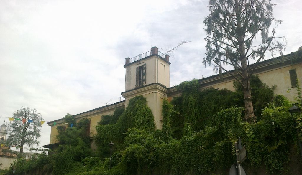 Palazzo Rovelli avvolto dalla forestra: “Impossibile da recuperare”