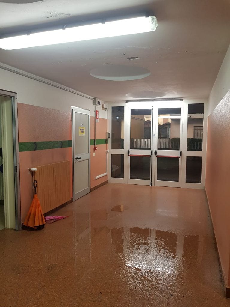 Crepe e intonaco cadente, il maltempo fa danni alla scuola di Cislago