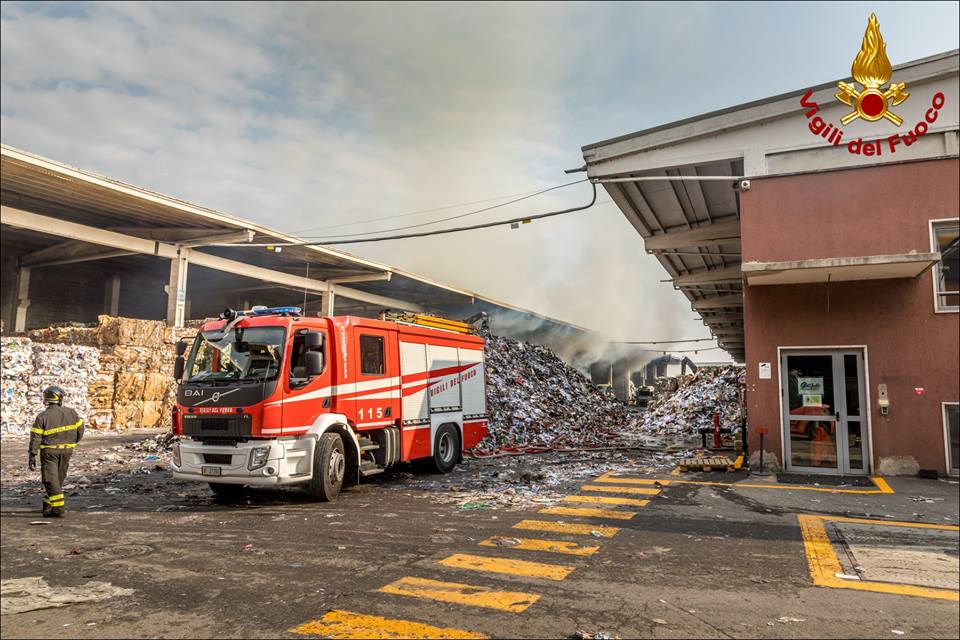 L’incendio di rifiuti a Milano… è arrivato nel Saronnese: odori molesti