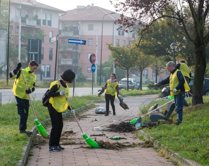 Limbiate pulita con i volontari impegnati nella cura della città