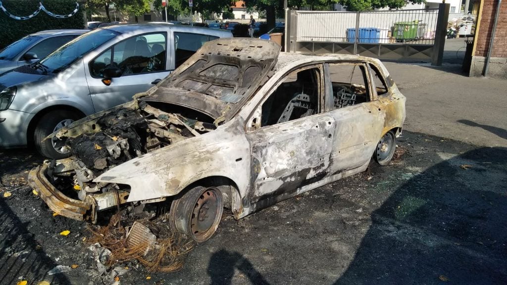 Incendi dolosi nella notte: quattro auto in fiamme a Limbiate