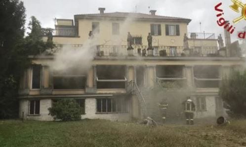 Furioso incendio in un ristorante a Mozzate, intervento dei pompieri di Saronno