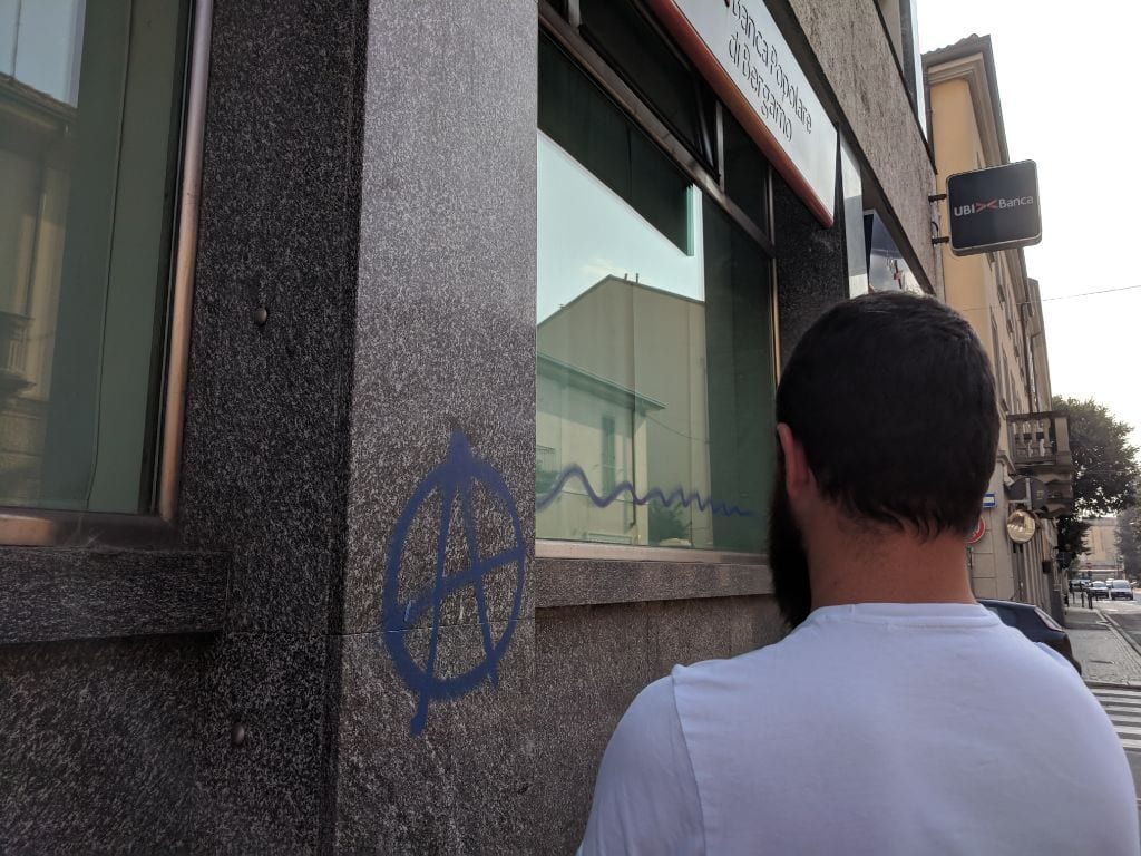 Scritte anarchiche in via San Giuseppe, imbrattata Ubi banca