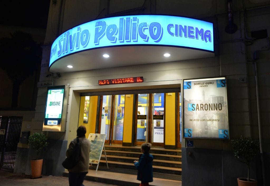 Saronno, le luci dei cinema Pellico e Prealpi si accendono per il flashmob #riaccendilcinema