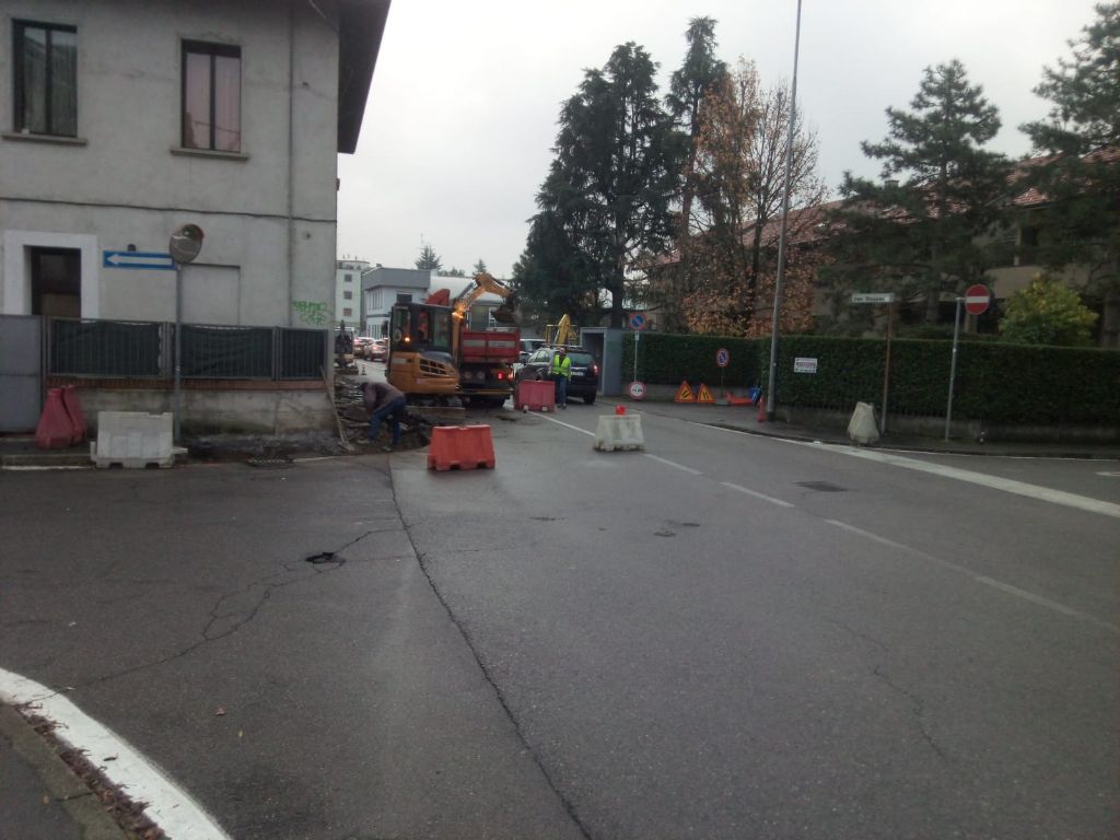 Traffico in tilt: cantiere in via Stoppani paralizza Saronno