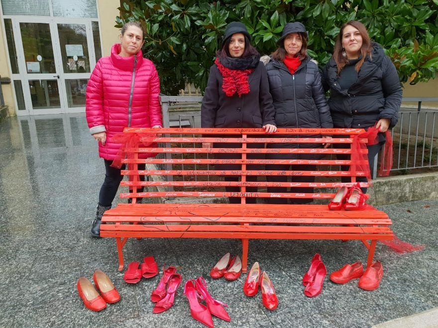 Cislago, una panchina rossa per sostenere la lotta alla violenza contro le donne