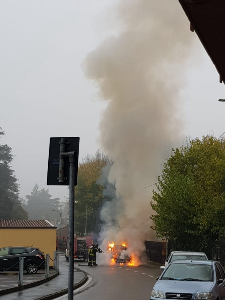 Auto in fiamme alle porte del centro storico