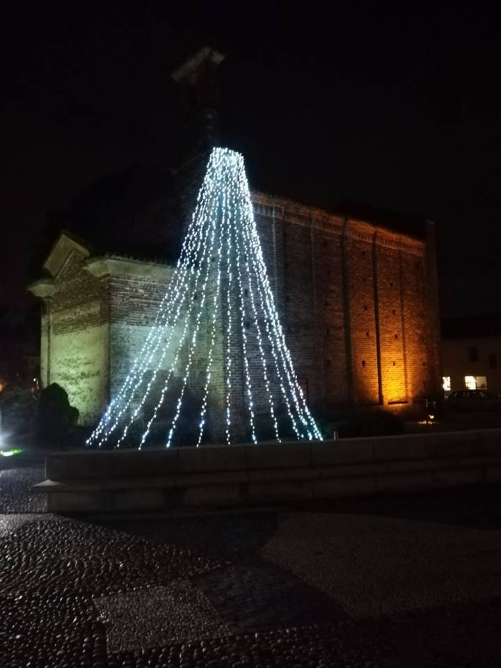 A Cislago prove tecniche di Natale, ecco albero e luci