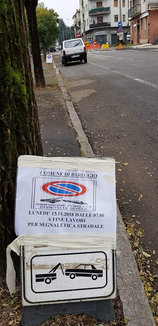 Via Stoppani ora fa sorridere: cartelli di divieto… del Comune di Bareggio