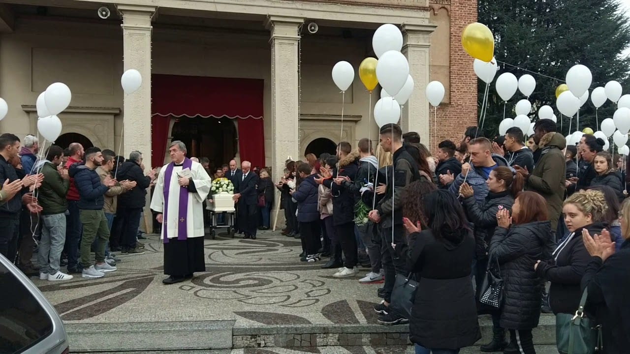 Palloncini bianchi e 400 persone per l’addio ad Andrea Masi