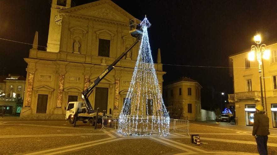 L’albero di Natale “di luci” si accende in piazza. In ritardo