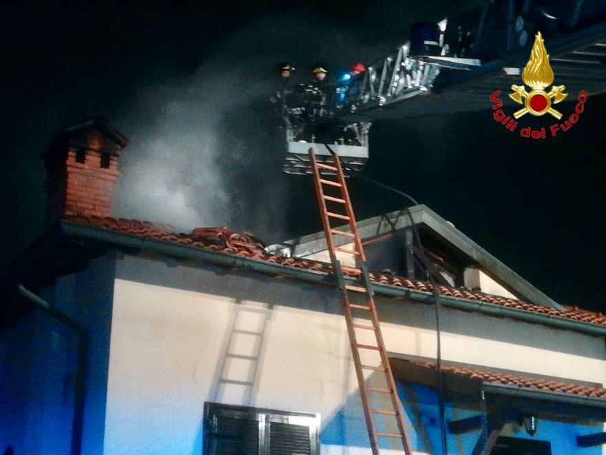 Incendio tetto di una villetta a Tradate: intervengono i pompieri di Saronno
