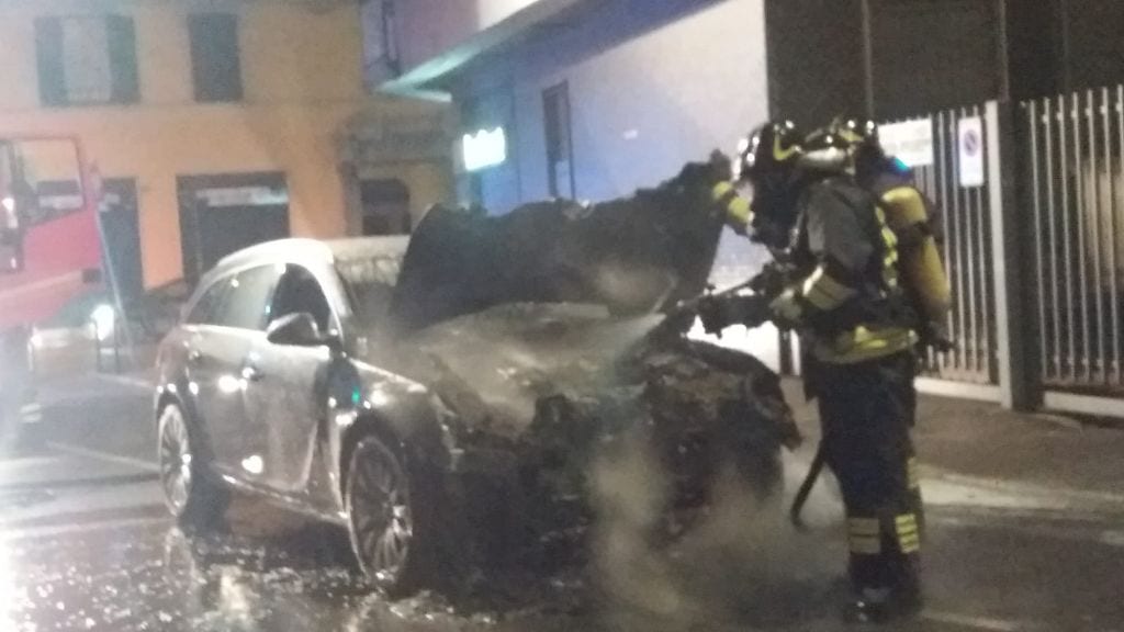 Auto in fiamme in via Marconi: Michele Castelli dà l’allarme