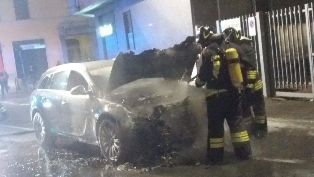 Origgio, auto in fiamme in via San Siro