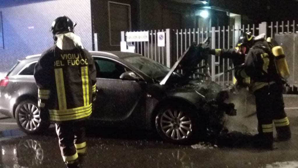 Quattro auto bruciate a Limbiate, indagini dei carabinieri