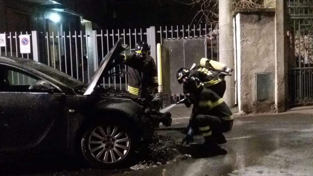 Origgio, Peugeot 206 in fiamme nella notte