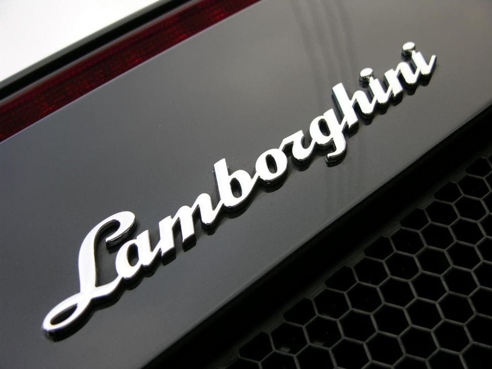 Lamborghini resta… senza benzina in mezzo all’incrocio