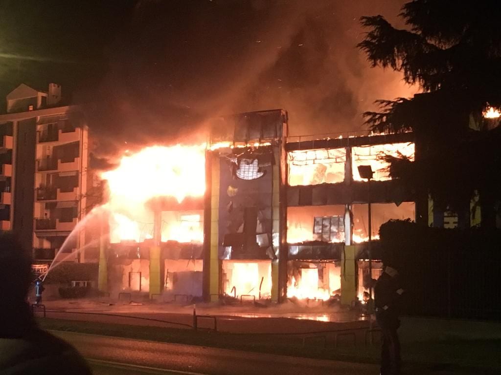 Furioso incendio a Varedo: Saronno-Monza chiusa da Limbiate