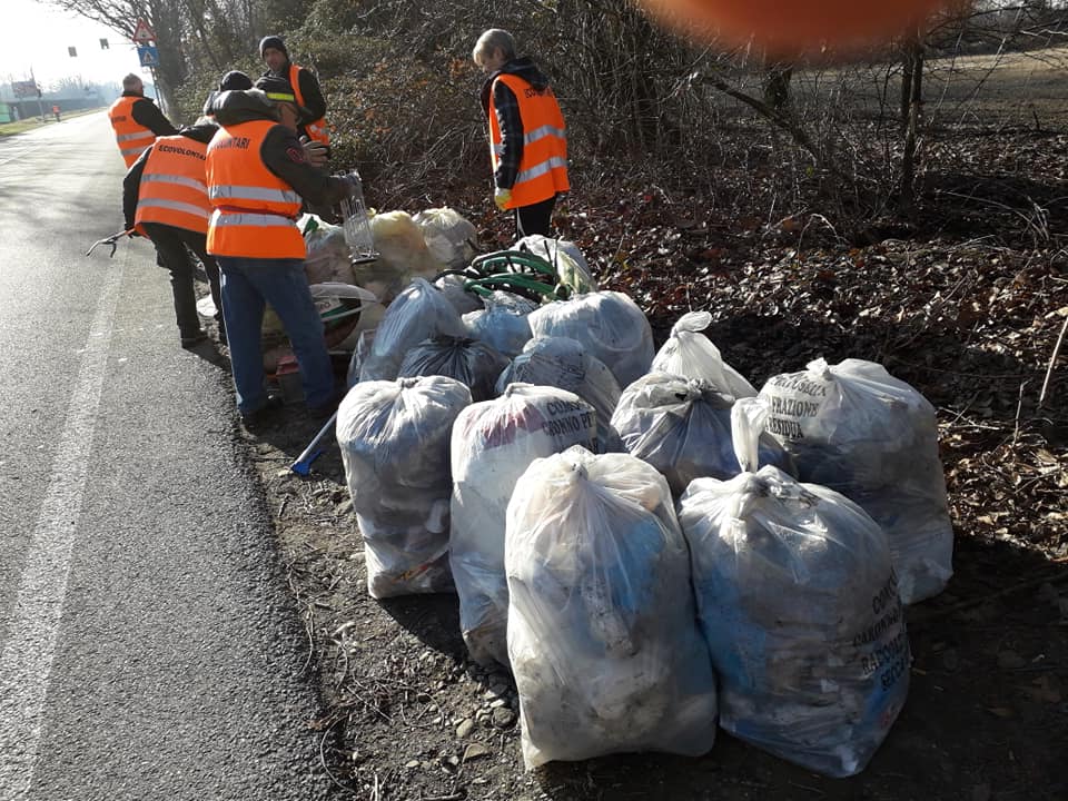 Montagna di rifiuti fra Caronno e Saronno, ecovolontari al lavoro