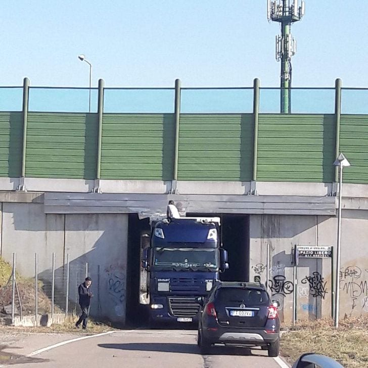 Gerenzano-Saronno, camion resta incastrato al ponticello di via Toti