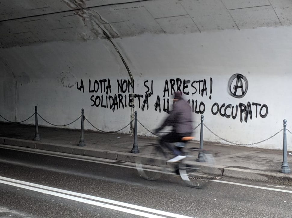Graffito nel sottopasso con solidarietà all’asilo occupato