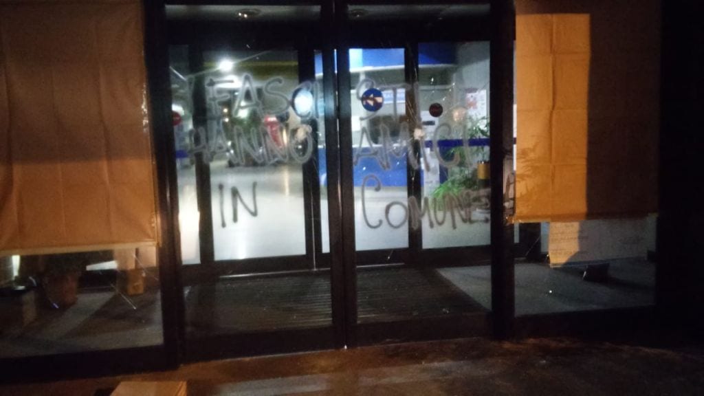 Municipio vandalizzato, Silighini: “Sindaco, ci vuole il pugno di ferro”