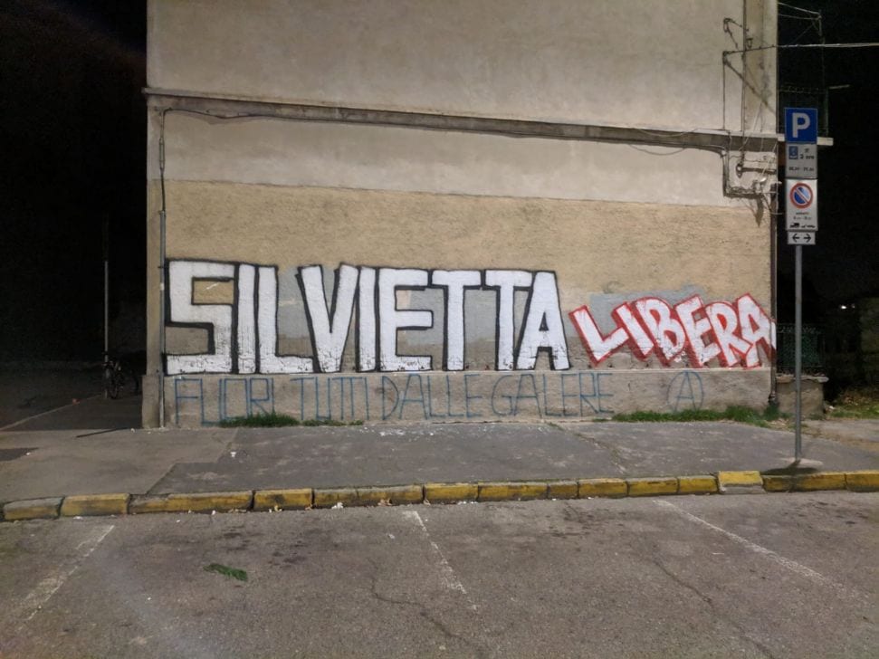 “Silvietta libera”: maxi graffito anarchico in piazza Saragat