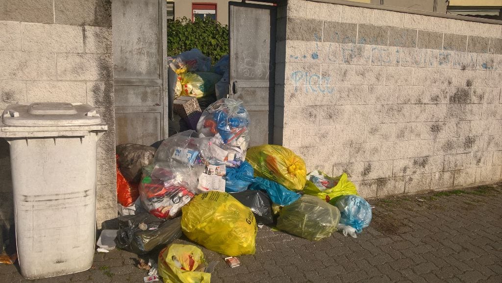 Condomini Aler a Pinzano: caos rifiuti