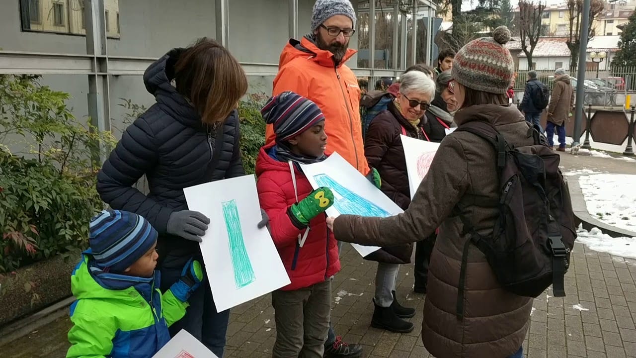 Quattrocento saronnesi abbracciano il Municipio per l’Italia che resiste