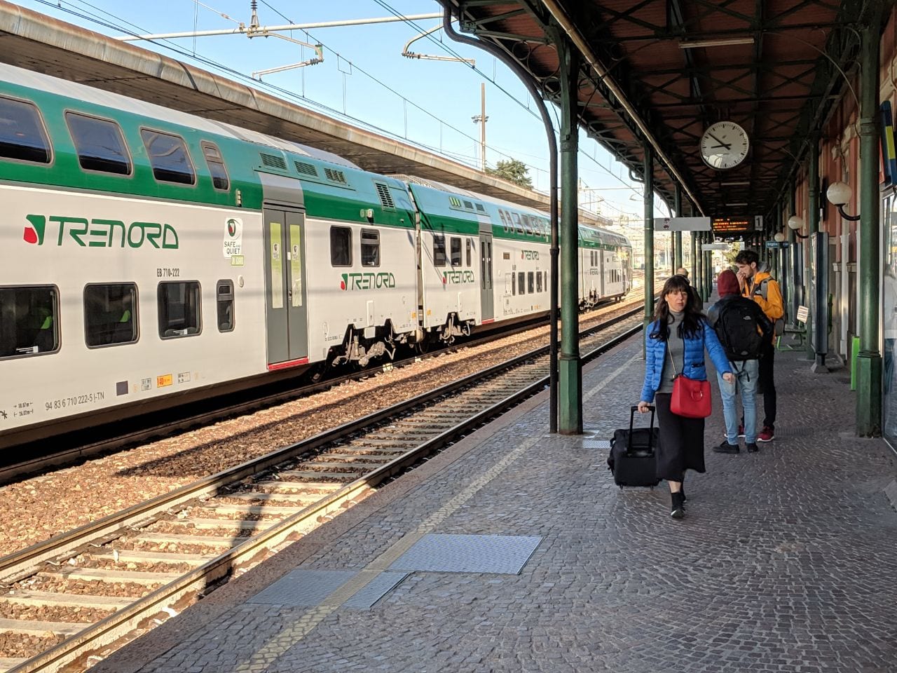 Saronno, studentessa scippata dell’iPhone sul treno fermo a Saronno