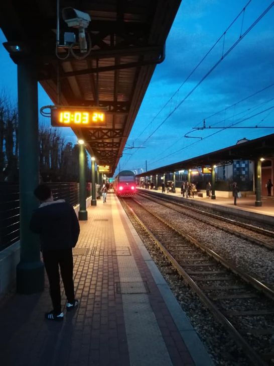 Oggetto sui binari, raffica di treni cancellati sulla Saronno-Milano
