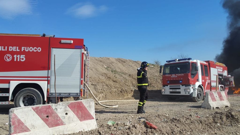 Colonna di fumo: è l’incendio discarica a Mariano Comense