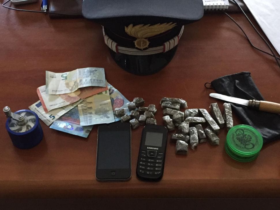 Tra lenzuola e federe i carabinieri trovano 120 grammi di hashish