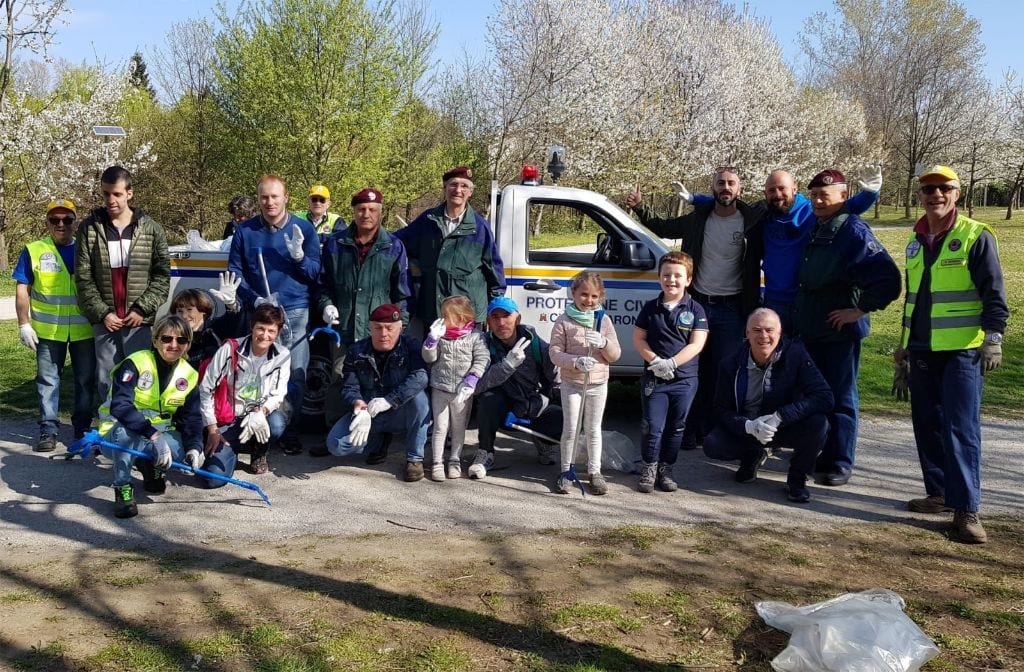 Verde pulito: più volontari al Parco Lura. Ritrovato cibo e un barbecue