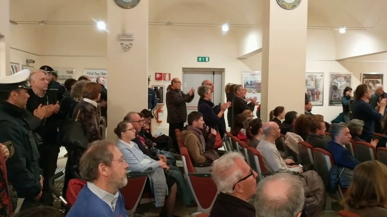 Troppi applausi: Raffaele Fagioli incarica la polizia locale di allontanare tre cittadini a caso: video
