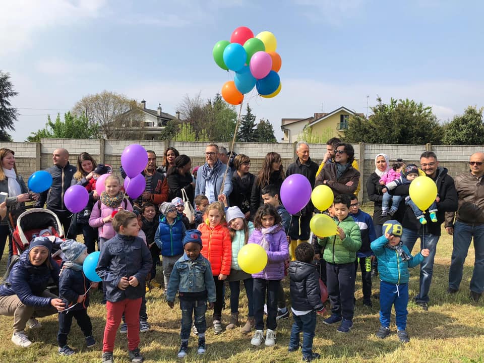 Uboldo, alberi, sorrisi e palloncini colorano la festa delle generazioni