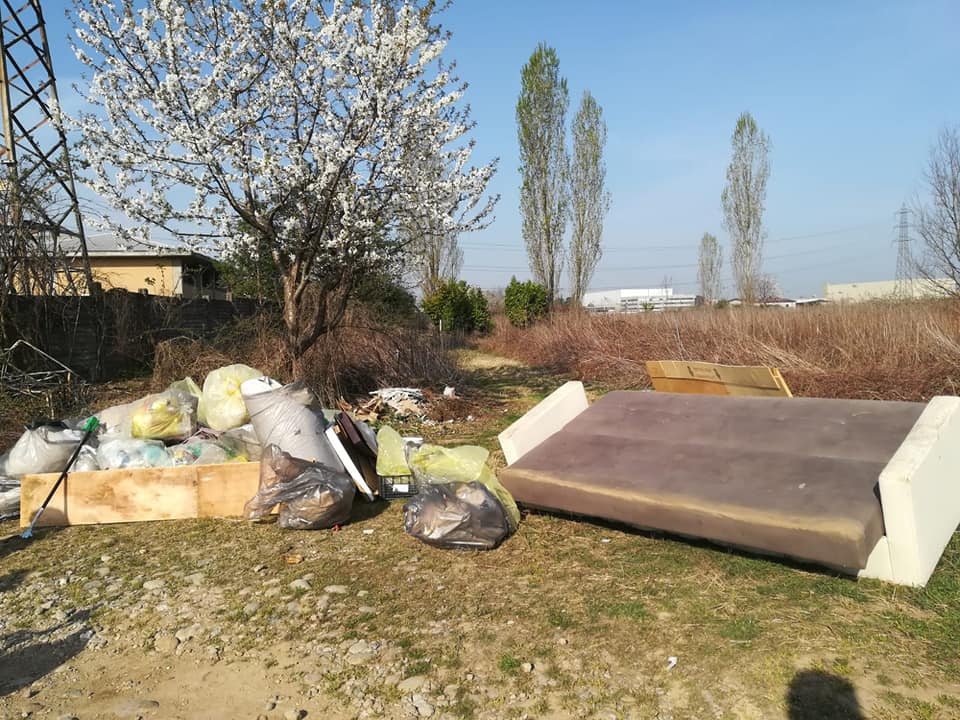 Caronno Pertusella: fra i rifiuti abbandonati spunta anche un divano letto