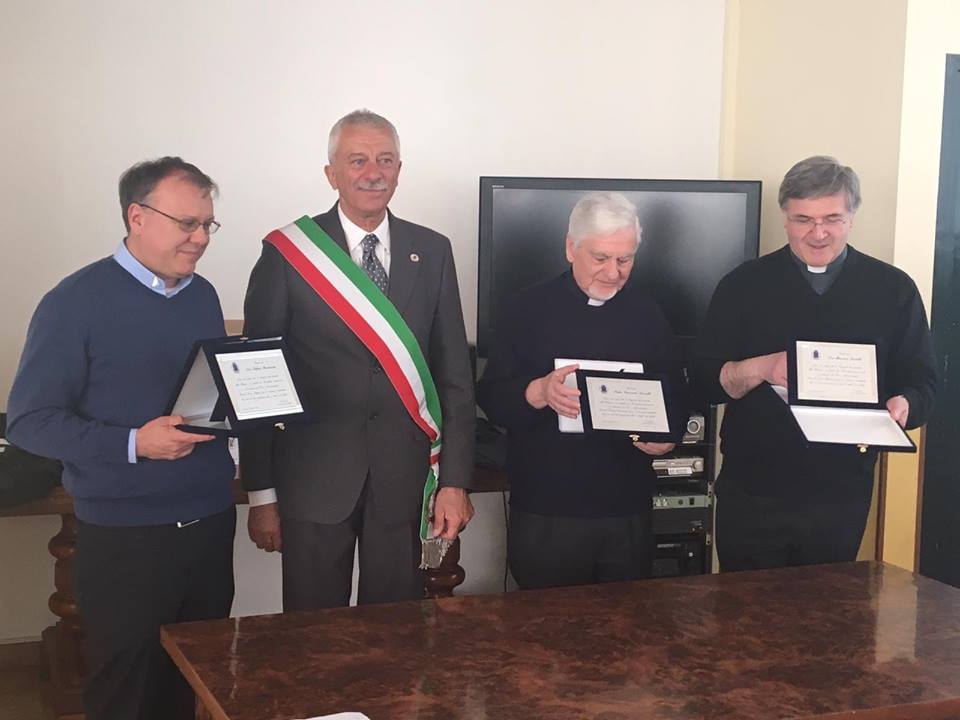 Cislago: targa del sindaco per dire grazie a tre sacerdoti